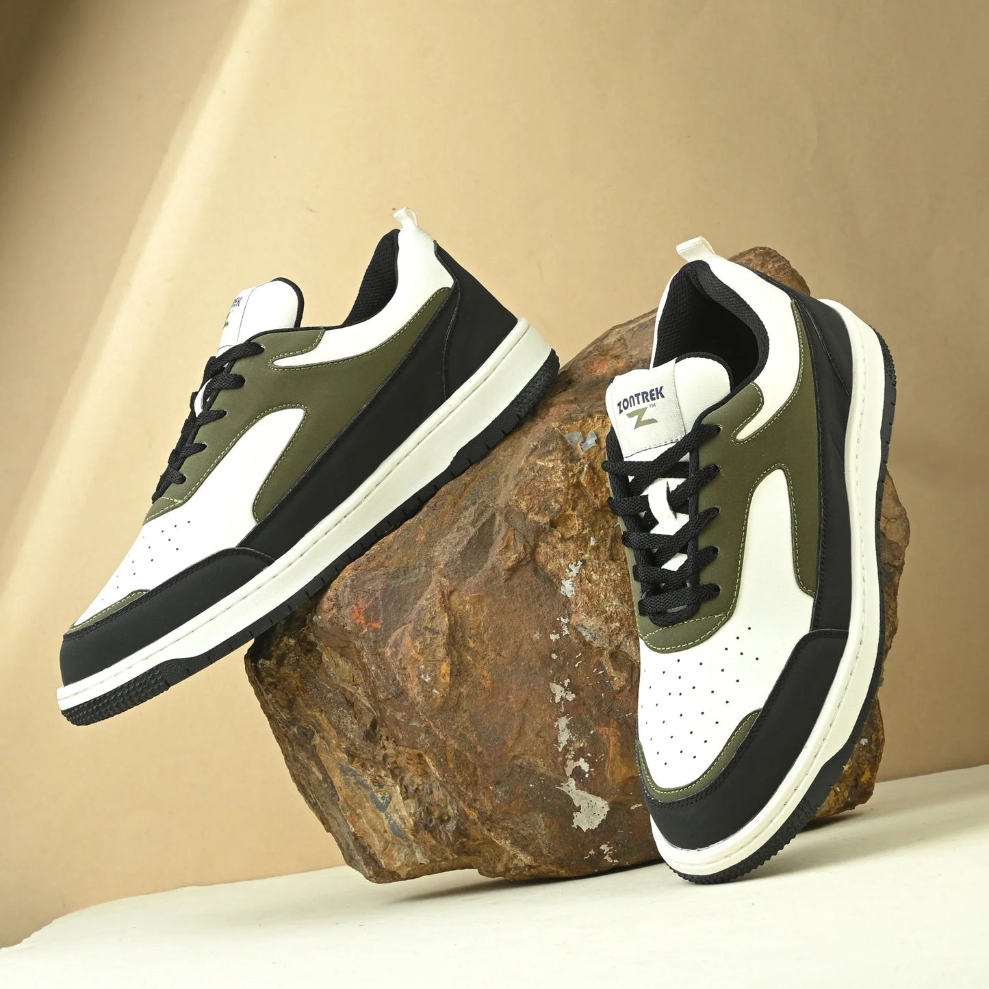 Men’s sneakers with modern design for everyday casual wear